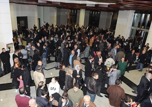 Program öncesi salonda toplanan Ömer Lütfüğ Mete dostları hasret giderdi...