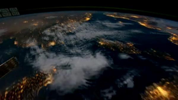 Yeryüzünden 460 kilometre yükseklikte, yörüngesinde dönen Uluslararası Uzay İstasyon'undaki kameralar farklı zamanlarda kayıtlar yaptı.