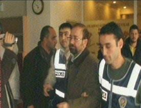 Emekli Tuğgeneral Levent Ersöz, Ankara'da tedavi gördüğü hastanede yakalanırken, Ersöz'ün yakalanma anı objektiflere böyle yansıdı. Fotoğraflar: Zafer Kütük / Star Gazetesi