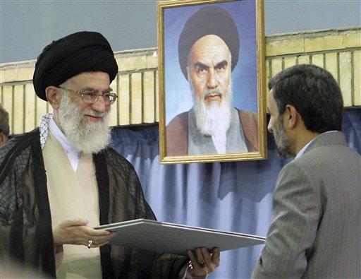 Olaylı seçim sürecinin ardından dün Ayetullah Ali Hamaneyin onayıyla resmen ikinci kez İran Cumhurbaşkanı olan Ahmedinejad, elini öptürmeyen Hamaneyin omuzunu öptü.