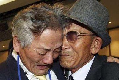 Güney ve Kuzey Kore'de yaklaşık 60 yıldır birbirlerini görmeden yaşayan aileler sınırda buluşmanın heyecanını yaşadı. Kimisi 90 yaşını geçmiş 97 kişilik Güney Koreli grubun sınırdaki buluşması duygusal görüntülere sahne oldu.