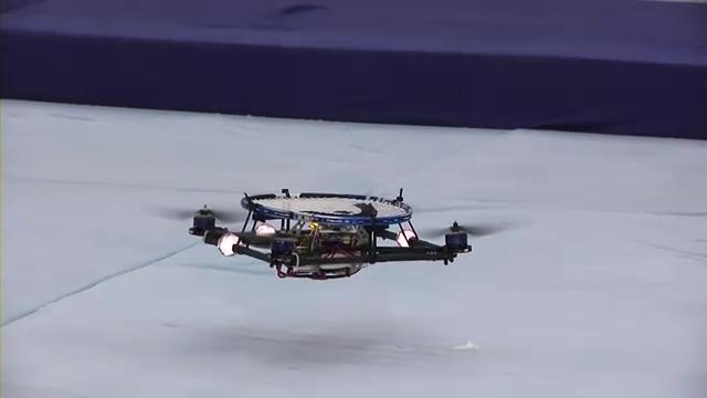 İsviçreli bilim adamları, quadrocopter adı verilen uzaktan kumandalı pervaneli robotların manevra kabiliyetlerini test etmek için ilginç bir yönteme başvurdu. Üzerine raket yerleştirilen robotlar, hem kendi aralarında hem de insan rakipleriyle tenis oynadı.