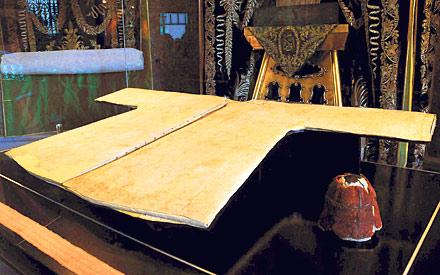<b>Hırka-i Şerif:</b> Efendimiz'den (sas) Veysel Karani Hazretleri'ne kalan hırka ile Veysel Karani'nin kuşağı ve takkesi, Hırka-i Şerif Camii'nde ziyaret ediliyor. Ayrıca Hırka-i Şerif Camii'nin bahçesindeki vakıf binasında Peygamber Efendimiz'in gömleği ve ayakkabısı korunuyor. Efendimiz'in günümüze gelen bir diğer hırkası da Topkapı Sarayı'nda.
