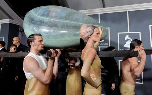 trendtastic-ny.com sitesinde yer alan bilgiye g&ouml;re yumurtanın i&ccedil;inden Ryan Seacrestle konuşan Lady Gaga, kıyafetinin ilk defa &ouml;d&uuml;l t&ouml;reninde soyleyeceği yeni single'i "Born This Way' ile ilgili olduğunu s&ouml;yledi.