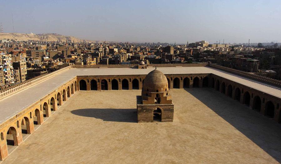 ESKI KAHIRE'DE YER ALAN AHMET IBN TULUN CAMI MISIR'DA AYAKTA KALAN TURK ESERLERINDEN BIRI.