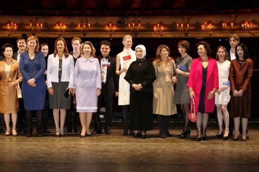 BASBAKAN ERDOGANIN ESI EMINE ERDOGAN VE G20 ZIRVESINE KATILAN DEVLET BASKANLARININ ESLERI ILE ROYAL OPERA HOUSE'TA HATIRA FOTOGRAFI CEKTIRDI