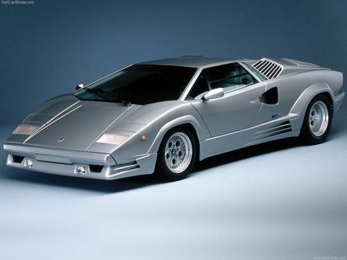 Lamborghini Countach. Bakımı en ucuz ve sürüşü en sofistike otomobillerden biri olmayabilir.
