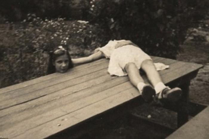 İnternette hızla paylaşılan bu fotoğraflarda amaç başın gövdeden ayrı gözükmesi. İki kişinin yanyana durarak verdiği bu pozlar ilginç görüntülere neden oluyor.