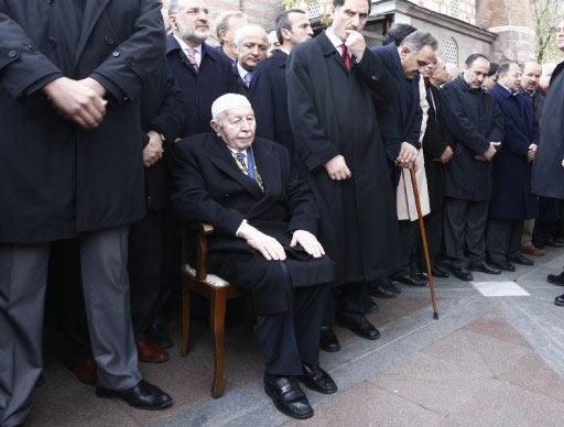 Kalp krizi sonucu vefat eden işadamı Hasan Kalyoncu (59) için düzenlenen cenaze töreni Cumhurbaşkanı Abdullah Gül-Necmettin Erbakan buluşmasına sahne oldu.