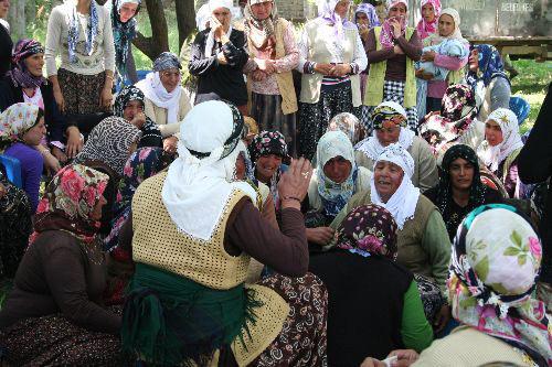 Hakkari'nin Şemdinli ilçesinde PKK'lı teröristler tarafından düzenlenen saldırıda şehit düşen Erkan Akdeniz'in evine ateş düştü. Akdeniz'in abisinin de 1998 yılında askerlik görevini yaparken şehit düştüğü ortaya çıktı. (Fotoğraf: Mahmut Tuna / CİHAN)