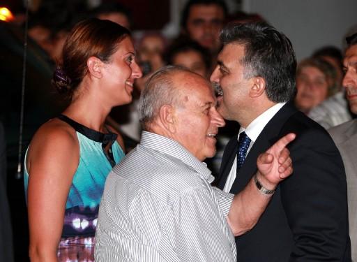 'Bu insanlar sizi neden alkışlıyor' diyerek İzmir'de Cumhurbaşkanı Abdullah Gül'e tepki gösteren işsiz kadın yine Gül'den iş sözü aldı.