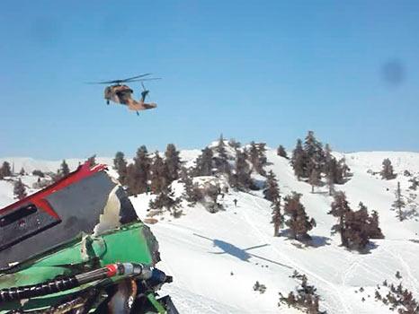 Cumhurbaşkanı Gül'ün, 'Helikopterdeki beyni keçiler sökmedi!' diyerek şüphelerini dile getirdiği kayıp cihazların sökülme görüntülerine ulaşıldı. Muhsin Yazıcıoğlu'nun helikopterinin düşmesiyle ilgili soruşturmanın seyrini değiştirecek videoda, dört subay var. Biri cihazları sökerken, ikisi onu izliyor. Bir asker ise görüntü çekiyor.