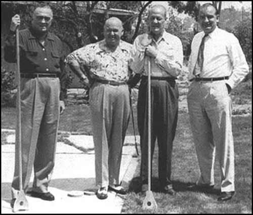 Hoover, Royal Miller, yardımcısı ve hayat arkadaşı Clyde Tolson ve McChartyizmin sembol ismi senatör Joseph McCharty bir arada.