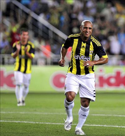 UEFA Avrupa Kupası'nda süper bir başlangıç yapan Fenerbahçe'de yıldız oyuncu Roberto Carlos'un sakatlanması sıkıntı yarattı. 13. dakikada perdeyi açan golü atan Carlos sahayı açılar içinde terk etti.