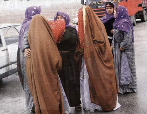 <b><font color='#0000ff'>AMCA BERDEL İSTEDİ
</font></b><br><br>
22 yaşındaki oğlu İsayı evlendirmeyi planlayan amca, Berdel yapalım deyince Halil, &ccedil;aresiz kabullenmek zorunda kaldı. Bu, kendisi amcasının kızı Arife ile evlenirken, kız kardeşi Hatunun (20) da amcasının oğlu İsa ile evlenmesi anlamına geliyordu. Bundan sonra yaşananlar ise benzerlerini filmlerde g&ouml;rmeye alıştığımız rehine takası sahnelerini aratmayacak t&uuml;rden. &Uuml;&ccedil; g&uuml;n &ouml;nce aileler Ceyhan ve Şanlıurfada iki ayrı d&uuml;ğ&uuml;n organize etti. İsa Aslan i&ccedil;in Ceyhanda Halil Aslan i&ccedil;inse Şanlıurfada aynı saatlerde d&uuml;ğ&uuml;n t&ouml;reni yapıldı. İkişer g&uuml;n s&uuml;ren d&uuml;ğ&uuml;nlerin son g&uuml;n&uuml; olan d&uuml;n; Ceyhana gelin giden Hatun Şanlıurfadan, Şanlıurfaya giden Arife ise yakınları eşliğinde Ceyhandan yola &ccedil;ıktı.