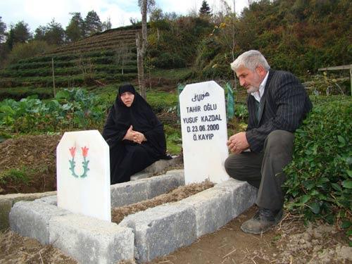 Boş mezarı ziyaret etmenin i&ccedil;ini acıttığını ifade eden baba, ''Evladımın bulunması i&ccedil;in dua ediyoruz'' diye konuştu.
<br><br>
Anne Esma Kazdal ise bundan sonra her cuma g&uuml;n&uuml; k&ouml;ye &ccedil;ıkarak, mezar başında oğlunun bulunması i&ccedil;in dua edeceğini vurgulayarak, ''Acımızın dinmesi m&uuml;mk&uuml;n değil ama en azından adını burada yaşatacağız'' dedi.
<br><br>
Trabzon'un Of il&ccedil;esine bağlı İrfanlı Mahallesi'nde 29 Mart 2009'da ailesi tarafından &ccedil;&ouml;p d&ouml;kmeye g&ouml;nderilen ilk&ouml;ğretim okulu &ouml;ğrencisi Yusuf Kazdal geri d&ouml;nmedi. Ailenin m&uuml;racaatı &uuml;zerine polis tarafından başlatılan arama &ccedil;alışmalarında şu ana kadar bir sonu&ccedil; alınamadı.
<br>
(AA)