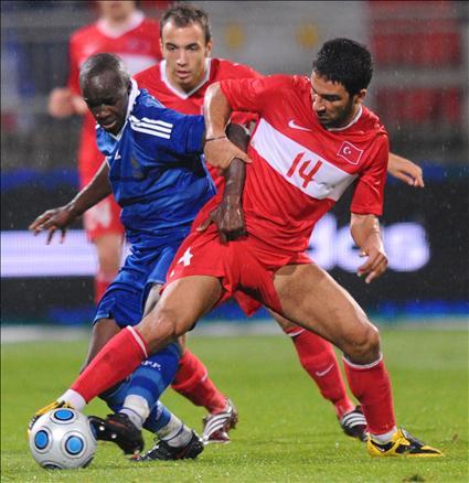 Türkiye hazırlık maçında Fransa ile karşılaştı. 10 kişi tamamladığımız maçta İbrahim Üzülmez'in kendisini sollayan Anelka'yı indirmesi sonucu kazanılan penaltıdan Benzema'nın golü skoru belirledi..