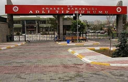 ADLİ TIP LABORATUVARI ---
Yenibosna`daki Adli Tıp Kurumu, 20 bin metrekarelik alanıyla Avrupa`nın en büyük adli laboratuvarı. Birkaç yıl öncesine kadar halk arasında `morg` ve `otopsi yeri` olarak bilinen kurum, şimdi son teknolojiyi kullanarak suçluları ortaya çıkarıyor. Kurumda altı ihtisas dairesi bulunuyor: Fizik, Kimya, Biyoloji, Morg, Trafik ve Gözlem. Bütün dosya işlemleri göz önüne alındığında kurumun yıllık işlem ortalaması 650 bini buluyor.