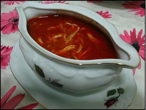 DENİZLİ Kedi börülcesi çorbası,Mercimek çorbası,Domates çorbası, kuru börülce çorbası, Tarhana çorbası, ovmaç çorbası gibi yöreye özgü çorba türleridir. Et yemeklerinin başlıcaları tas kapaması, kumbar dolması, sirkeli et, nohutlu et, Tandır,kol dolması, ciğer sarma, saçta işkembedir. Denizli mutfağının temelini sebzeli yemekler oluşturur.Özellikle patlıcan yemek çeşitleri çoktur. Kuru patlıcan dolması, patlıcan gözlemesi gibi vb. Taratorlu börülce salatası, ebe gümeci salatası, filiz salatası Yöreye özgün salata türleridir. Börek ve tatlı türlerinde Ege Bölgesi özellikleri görülür. Yufka, şipit, bazdırma evlerde yapılan ekmekledir. Yöredeki beslenme alışkanlıklarından biri de yatmadan önce yenen “yat geber ekmeği”dir. Kışın darı, kavurga, ceviz, kestane; yazın türlü meyveler, salatalık, kavun, karpuz yenir.