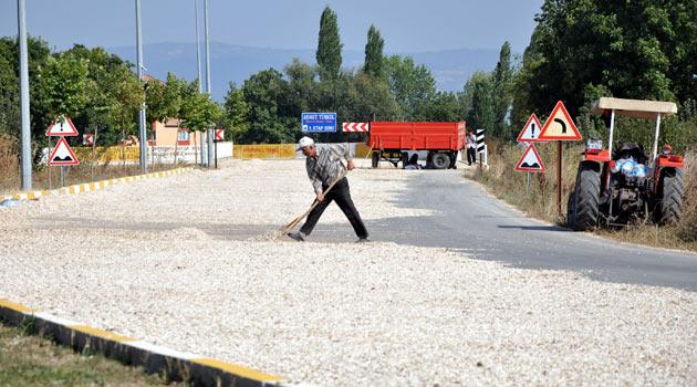 Bursa'nın İnegöl ilçesinde, üreticilerin ay çekirdeklerini kurutacak yer bulamamaları üzerine belediye meclisi kararıyla yaklaşık 10 kilometrelik çevre yolu, trafiğe kapatıldı.