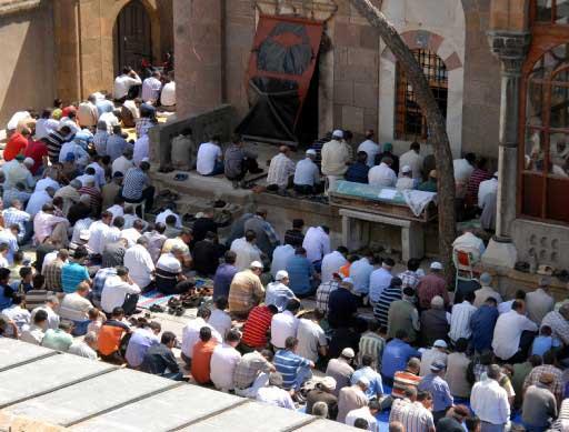 11 ayın sultanı Ramazan'ın ilk cuması nedeniyle milyonlarca müslüman camilere koştu.