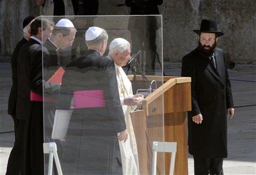 Katolik dünyasının ruhani lideri Papa 16. Benediktus'un Kudüs'ü ziyareti sürüyor. Tarihi gezinin ilk iki gününde neler oldu bir hatırlayalım ve ziyaretin atmosferini 125 fotoğrafla yansıtalım istedik.
