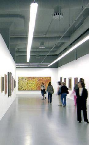 <b>İSTANBUL MODERN</b>
Türkiyede modern ve çağdaş sanat sergileri düzenleyen ilk özel müze olarak 2004 yılında açıldı. Boğazın kıyısında sekiz bin metrekarelik bir alanda kurulan müze, modern ve çağdaş sanat alanlarındaki üretimleri uluslararası bir yönelimle koleksiyonunda topluyor ve sergiliyor. Pazartesi günleri dışında her gün 10.00-18.00 saatlerinde açık.