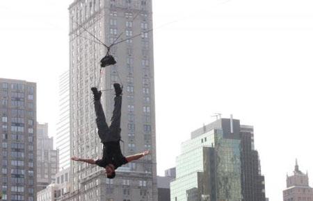 David Blaine, New York kentinde bulunan Central Park'ta yaptığı 60 saat baş aşağı asılı durma rekor denemesini başarıyla tamamladı.