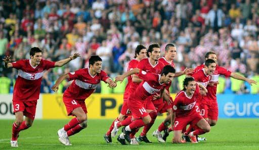 EURO 2008 AVRUPA FUTBOL SAMPIYONASI CEYREK FINALINDE TURKIYE ILE HIRVATISTAN, ERNST HAPPEL STADINDA KARSILASMISTI. MILLI TAKIMIMIZ, RAKIBINI PENALTI ATISLARI SONUCU YENEREK YARI FINALE CIKMISTI. (SALIH ZEKI FAZLIOGLU)