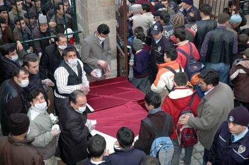Vatandaşlar aşure dağıtımının yapıldığı Sultan Divani Hazretleri'nin müzesinin de bulunduğu Mevlevi Türbe Camii'ne akın etti. Şifalı aşure, caminin ön kapısında erkeklere, arka kapısında ise bayanlara dağıtıldı. Aşure almak isteyenlerin yoğunluğu nedeniyle zaman zaman izdiham yaşandı. Sıraya giren bazı çocuklar da ezilme tehlikesi geçirdi. Şifalı aşurenin dağıtımı ikindi namazına kadar devam etti.
