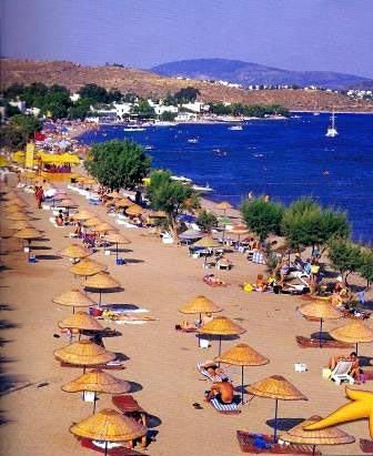 <b>8. Ortakent:</b> Bodrum yolu üzerinde, su kayağından yelkene pek çok su sporunun yapılabildiği plajıyla Ortakent, büyümeyen çocuklar için iyi bir tatil seçeneği.