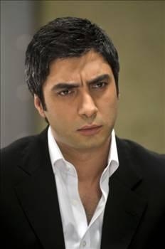 Polat Alemdar hayvancılık işine girdi!

Kurtlar Vadisi dizisinde Polat Alemdar karakterini canlandıran Necati Şaşmaz, ticarete atılıyor. Necati Şaşmaz, abisi Naci Şaşmaz ile birlikte Bolu'nun Gerede ilçesinde büyükbaş hayvan yetiştiriciliği yapacak. Necati Şaşmaz, yatırımlarını sürekli olarak Gerede'ye yapıyor. Gerede Belediye Başkanı Ömer Baygın konuyla ilgili olarak, "Şaşmaz ailesi daha önce ilçemize büyük bir ahşap fabrikası kurdu. Gerek Raci Şaşmaz, gerekse Necati Şaşmaz ilçemizi sık sık ziyaret ediyor. En son büyükbaş hayvancılık yapmak istediklerini bizlere ilettiler. Bizler bu girişimden son derece mutlu olduk. Gerede'ye yatırım yapmak isteyen herkese kapımız açık ve sonuna kadar kendilerine destek vereceğiz" dedi.