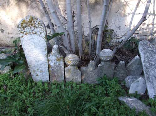 Rodosta Osmanlıdan kalma tarihî camii ve mezar taşlarının içler acısı hali insanı ürpertiyor. Konya Bölge Yazma Eserler Kütüphanesi Müdürü Şahin, Buradaki tarihî Osmanlı mirasına sahip çıkılmalı diyor.