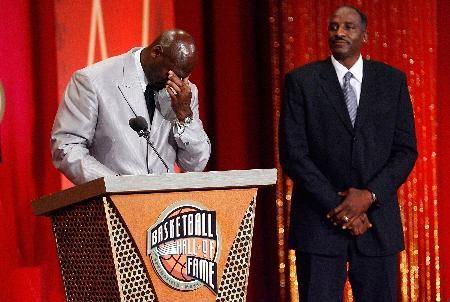 Basketbolun efsane ismi Michael Jordan Naismith Memorial Basketball Hall of Famee kabul töreninde oldukça duygusal anlar yaşadı.