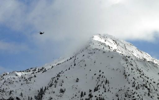 BBP Genel Başkanı Muhsin Yazıcıoğlu ve beraberindekileri taşıyan helikopterin enkazının bulunduğu bölgede ulaşılan cesetler, Skorsky helikopterle Kızılöz köyüne getirildi.