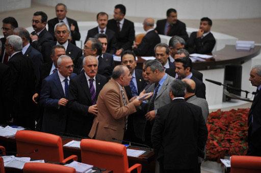 TBMM Genel Kurulunda gerginlik... Kendisini ''ihbarcılık'' ile suçlayan DTP Muş Milletvekili Sırrı Sakık, CHP Malatya Milletvekili Ferit Mevlüt Aslanoğlu'na yumruk attı