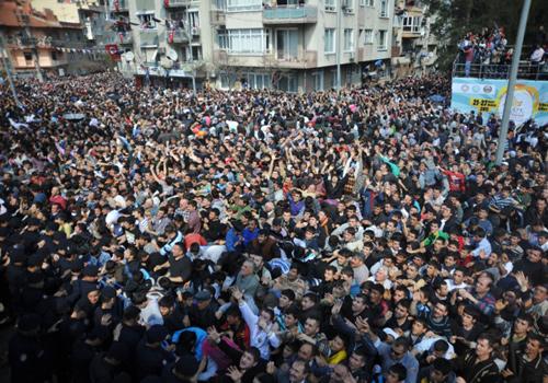 471. Uluslararası Mesir Festivali kapsamında, kortej yürüyüşü ve mesir macununun saçım töreni yapıldı. Mesir macunu saçımı sırasında izdiham yaşanırken, Osmanlı padişahlarını canlandıran oyuncular,geçmiş hakkında kısa bilgiler verdi.