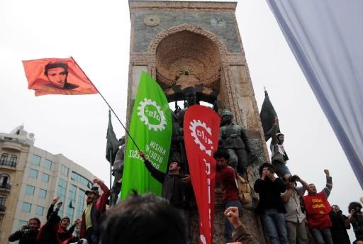 DİSK 32 yıl sonra 1 Mayıs'ı Taksim'de kutlamanın sevincini yaşadı. Hak İş ve Türk İş'e bağlı sendikalarda alanda saygı duruşu yaptılar