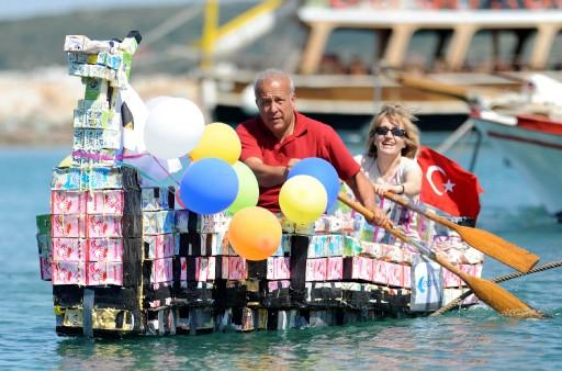 Şirketlerin üst düzey çalışanlarıyla doğada eğlenerek eğitim yaparken oynadıkları oyunlardan yola çıkan İzmirli bir işadamı meyve suyu ve süt kutularından kayık yaparak denizde yüzdürdü.