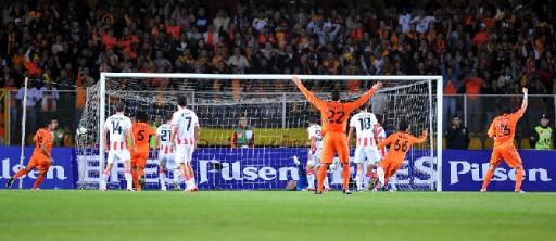 Terim, Galatasaray için önemli karşılaşmayı ön sırada kendine ayrılan yerden takip etti.
