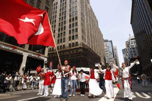 New York'ta 28'inci geleneksel Türk Günü Yürüyüşü ve Festivali büyük bir coşkuyla yapıldı. Törenlere F.Bahçe, G.Saray, Beşiktaş, Trabzon ve Karşıyaka taraftarları damga vurdu.