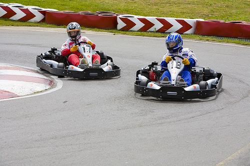 <b>YARIŞ İÇİN İPUÇLARI</b>
<br><br>
Güvenlik önlemleri tamam. Şimdi iyi bir yarış çıkarmak için karting tutkunlarının önerilerine kulak verelim.