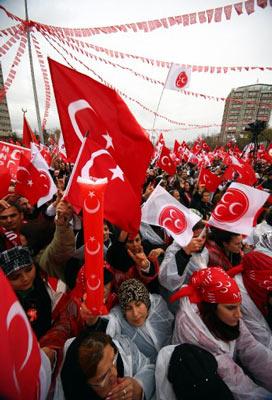 MHP'nin Ankara Tandoğan'da "Bin Yıllık Kardeşliği Yaşa ve Yaşat" mitingi düzenledi. Haber 7'nin naklen yayınladığı mitingde konuşan Bahçeli yine çok sert sözler kullandı, kalabalığa sorular sordu, sözler aldı...