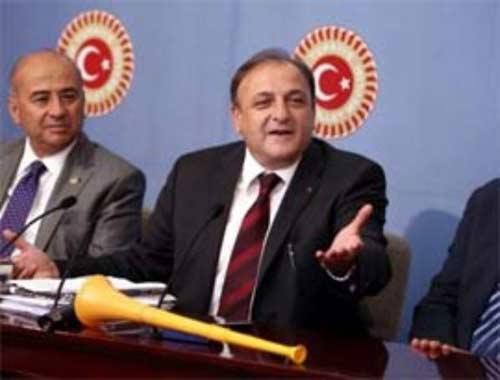 EN VUVUZELALI
MHPli Oktay Vuralın vuvuzela ile basın toplantısı yaptı, Başbakanın sesini vuvuzelanın sesine benzetti. Erdoğan, Vuralın bu tavrını sulu diye eleştirdi.