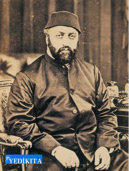 Tarihin unutmayacağı, ibret numunesi olan vahim hadiselerin
en mühimlerinden biri, Sultan Abdülaziz Hanın tahttan indirilip şehid edilmesidir. Belki de, Osmanlı tarihinin en geniş
tertibi neticesinde ortaya konulan bu zulüm, millî tarihimizin bir
dönüm noktası olmuştur. Birkaç nankör devlet adamının padişahı tahttan indirerek şehid etmelerinden sonra felâketlerin önü alınamayacak, devletin çöküşü Abdülhamid Hanın dirayetli
siyasetiyle bir müddet geciktirilebilse de, engellenemeyecekti.