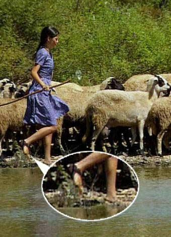 Bihter karakteri ile kendine has bir tarz yaratan Beren Saat yeni dizisinde düz tabanlı, sandalet tarzındaki ayakkabılar ile izleyici karşısına çıkıyor.