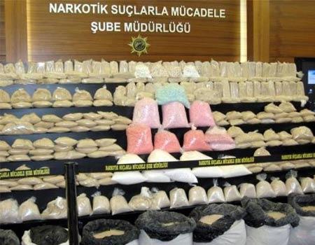 İstanbul narkotik polisi, şimdiye kadar yapılan en büyük uyuşturucu operasyonunu gerçekleştirdi. Yakalanan çetenin liderliğini yapan kişi polisi şaşkına çevirdi. Uyuşturucu dağının kareleri: