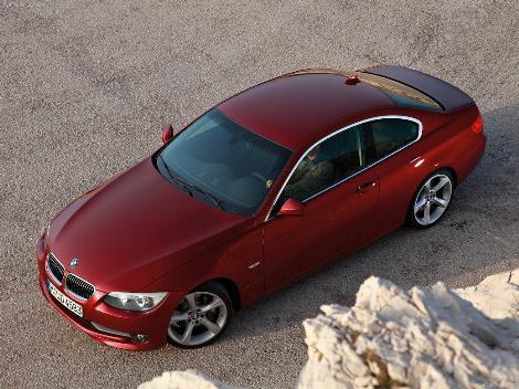 BMW<br>
BMW Türkiye distribütörü Borusan Otomotiv, haziran ayında 1 ve 3 Serisine özel kampanyaları ile dikkat çekiyor. Markanın en küçük temsilcisi 1 Serisi, Premium adlı yüksek donanım paketi ile birlikte 26 bin 600 Euro'dan başlayan fiyatlarla satışa sunuluyor.
<br>
Araçta 6 ileri steptronik/otomatik şanzıman, çok fonksiyonlu spor deri direksiyon, ön kol dayama, Bi-Xenon farlar, far yıkama, çift bölgeli otomatik klima, arka park mesafe kontrol sistemi, yağmur sezicisi, otomatik kararan iç ayna ve aluminyum alaşımlı 16 inç jant gibi donanımlar standart olarak sunuluyor.