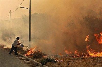 Yunanistan'ın başkenti Atina yakınlarındaki orman yangını söndürülemiyor. Binlerce kişi bölgeyi terk etti. Bölgede can pazarı yaşanırken yangın uzaydan çekilen fotoğraflarda bile görülüyor.