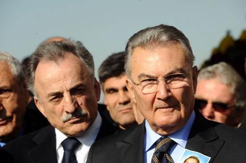 Cenaze namazına CHP Genel Başkanı Deniz Baykal, 9. Cumhurbaşkanı Süleyman Demirel, eski bakanlar, Hikmet Sami Türk ve Hikmet Çetin katıldı. Baykal, Demirel ve Karayalçın'ın tabutun başında bir süre sohbet ettiği gözlendi.